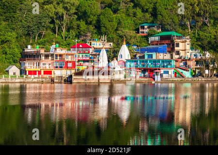 Templi indù a Rewalsar o Tso Pema, una piccola città, lago e luogo di pellegrinaggio buddista vicino a Mandi, Himachal Pradesh stato in India Foto Stock