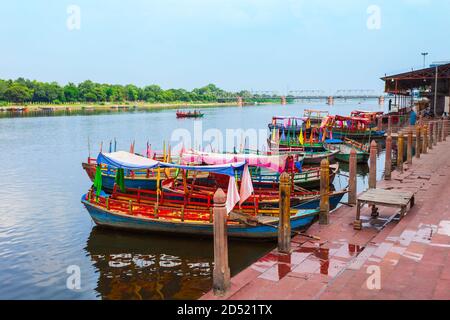 Barche al Ghat di Vishram del fiume Yamuna in Mathura Città in India Foto Stock