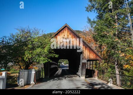 WOODSTOCK, VT, USA - 9 OTTOBRE 2020: Woodstock Middle bridge costruito nel 1969 vicino a Central Street con luci d'autunno al mattino e cielo blu Foto Stock