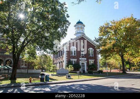 WOODSTOCK, VT, USA - 9 OTTOBRE 2020: Windsor County Court House vicino a Central Street con luci mattutine autunnali Foto Stock