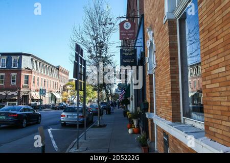 WOODSTOCK, VT, USA - 9 OTTOBRE 2020: Central Street con vista laterale delle luci del mattino d'autunno Foto Stock