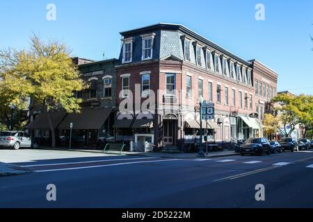 WOODSTOCK, VT, USA - 9 OTTOBRE 2020: Central Street con luci mattutine autunnali Foto Stock