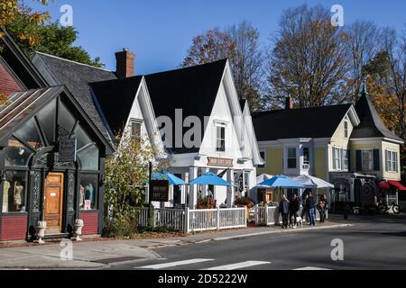 WOODSTOCK, VT, USA - 9 OTTOBRE 2020: Persone in attesa in coda davanti al Mont Vert Cafe durante la pandemia COVID-19 Foto Stock