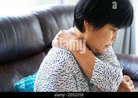 Vecchia donna che soffrono di dolore al collo, closeup, problema di salute concetto Foto Stock