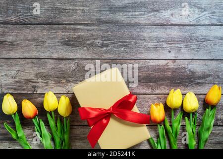 Confezione regalo di natale con offerta il giorno di Santo Stefano su sfondo in legno, vista dall'alto Foto Stock