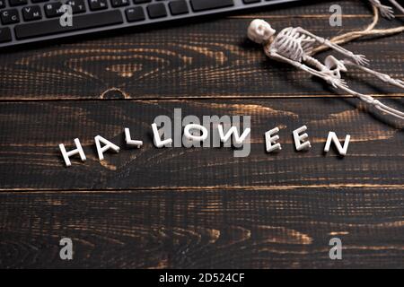 Decorazioni di Halloween con scheletro e computer portatile Foto Stock