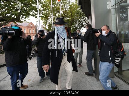 Dublino, Leinster, Irlanda. 12/Ottobre/2020. Irish High Court rifiuta di estradare Ian Bailey in Francia per l'assassinio del cittadino francese Sophie Tosan du Plantier in Irlanda nel 1996. Foto mostra Ian Bailey che arriva al tribunale. L'onorevole Bailey è già stato giudicato colpevole dell'assassinio, in sua assenza, di un tribunale francese. L'onorevole Bailey ha negato l'assassinio. Photo: Sasko Lazarov/RollingNews.ie Credit: RlingNews.ie/Alamy Live News Foto Stock