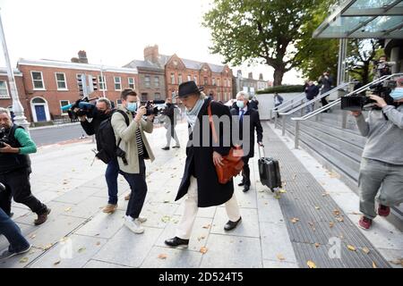 Dublino, Leinster, Irlanda. 12/Ottobre/2020. Irish High Court rifiuta di estradare Ian Bailey in Francia per l'assassinio del cittadino francese Sophie Tosan du Plantier in Irlanda nel 1996. La foto mostra Ian Bailey che lascia il tribunale dopo la decisione. L'onorevole Bailey è già stato giudicato colpevole dell'assassinio, in sua assenza, di un tribunale francese. L'onorevole Bailey ha negato l'assassinio. Photo: Sasko Lazarov/RollingNews.ie Credit: RlingNews.ie/Alamy Live News Foto Stock