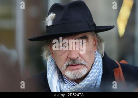 Dublino, Leinster, Irlanda. 12/Ottobre/2020. Irish High Court rifiuta di estradare Ian Bailey in Francia per l'assassinio del cittadino francese Sophie Tosan du Plantier in Irlanda nel 1996. La foto mostra Ian Bailey fuori dal tribunale dopo la decisione. L'onorevole Bailey è già stato giudicato colpevole dell'assassinio, in sua assenza, di un tribunale francese. L'onorevole Bailey ha negato l'assassinio. Photo: Sasko Lazarov/RollingNews.ie Credit: RlingNews.ie/Alamy Live News Foto Stock