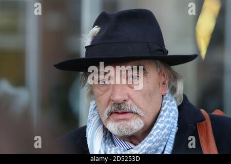 Dublino, Leinster, Irlanda. 12/Ottobre/2020. Irish High Court rifiuta di estradare Ian Bailey in Francia per l'assassinio del cittadino francese Sophie Tosan du Plantier in Irlanda nel 1996. La foto mostra Ian Bailey fuori dal tribunale dopo la decisione. L'onorevole Bailey è già stato giudicato colpevole dell'assassinio, in sua assenza, di un tribunale francese. L'onorevole Bailey ha negato l'assassinio. Photo: Sasko Lazarov/RollingNews.ie Credit: RlingNews.ie/Alamy Live News Foto Stock