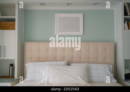 testiera e scaffalatura costruita su misura in camera da letto pulita e moderna Foto Stock