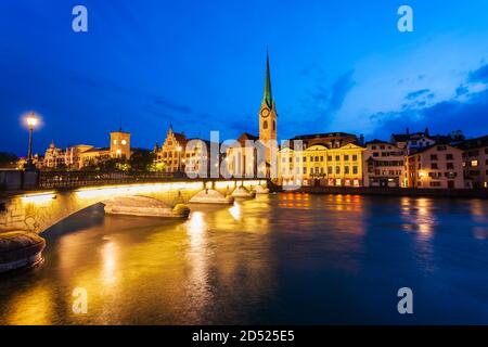 Fraumunster Chiesa e Munsterbrucke ponte attraverso il fiume Limmat nel centro della città di Zurigo in Svizzera Foto Stock