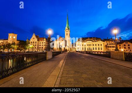 Fraumunster Chiesa e Munsterbrucke ponte attraverso il fiume Limmat nel centro della città di Zurigo in Svizzera Foto Stock