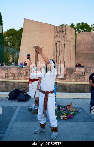 Soffiando dentro e usando una conchiglia in Plaza Colon cerimonia, dia Nacional de España, dia de la Hispanidad, protesta, Madrid, Spagna, 12 ottobre 2020 Foto Stock