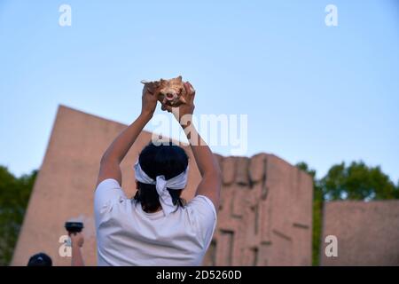 Soffiando dentro e usando una conchiglia in Plaza Colon cerimonia, dia Nacional de España, dia de la Hispanidad, protesta, Madrid, Spagna, 12 ottobre 2020 Foto Stock