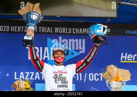 Albert Cabestany (1) durante la cerimonia di premiazione del round 4 del TrialGP d'Italia, sul circuito Moto Club Lazzate il 11 ottobre 2020 a Lazzate (MB), è Foto Stock