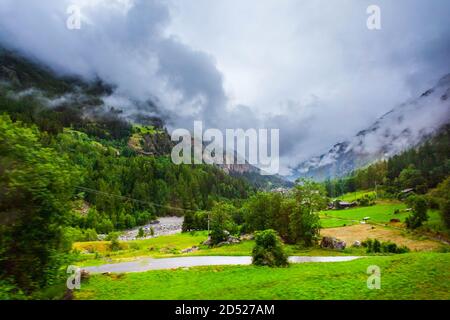 Montagne vicino la città di Zermatt nel Vallese Svizzera Foto Stock