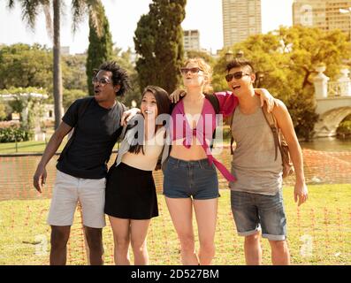 Un gruppo di amici che durante l'estate si gode una giornata di sole insieme nel Parco. Foto Stock