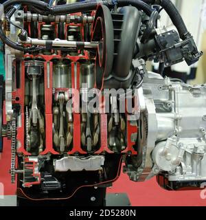 Motore a combustione interna a benzina moderno a quattro cilindri Foto Stock
