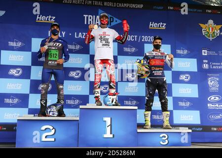 Il campione del World Trial-e Albert Cabestany, con Gael Chatagno (2) e Julien Perret (3) durante la cerimonia di premiazione mondiale al Moto Club Lazzate c Foto Stock