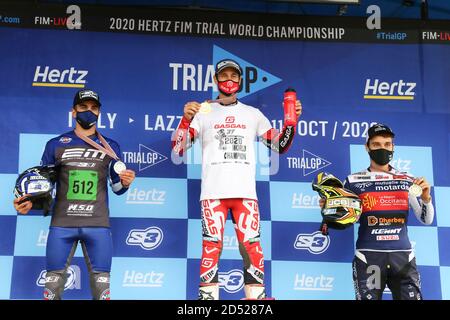 Il campione del World Trial-e Albert Cabestany, con Gael Chatagno (2) e Julien Perret (3) durante la cerimonia di premiazione mondiale al Moto Club Lazzate c Foto Stock