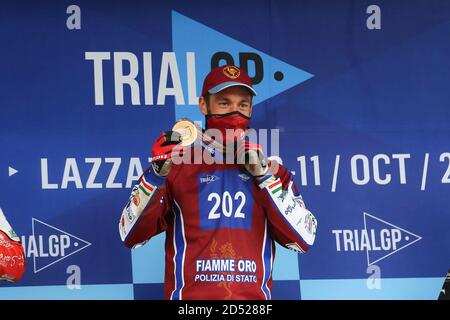 Il campione del World Trial 2 Matteo Grattarola durante la cerimonia di premiazione del titolo mondiale sul circuito Moto Club Lazzate il 11 ottobre 2020 a Lazzate (MB), i Foto Stock