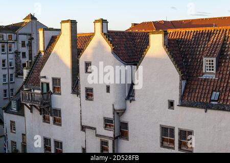 Leith, Edimburgo, Scozia, Regno Unito, 12 ottobre 2020. Regno Unito Meteo: Tramontare sulla Lamb's House, una storica casa di mercanti anseatici del XVI secolo, patrimonio dell'umanità dell'ex grado A, uno degli edifici più antichi di Leith, restaurato dall'architetto Nicholas Groves Raines con una linea di tetti a gradoni a rango Foto Stock