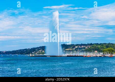 Il Jet d'Eau o getto di acqua è una grande fontana nella città di Ginevra in Svizzera Foto Stock