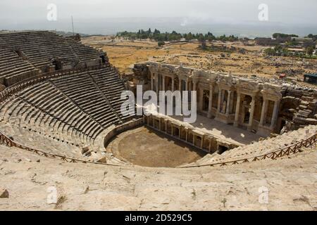 Rovine dell'antica città di Hierapolis, anfiteatro romano in rovina, PAMUKKALE / TURCHIA Foto Stock