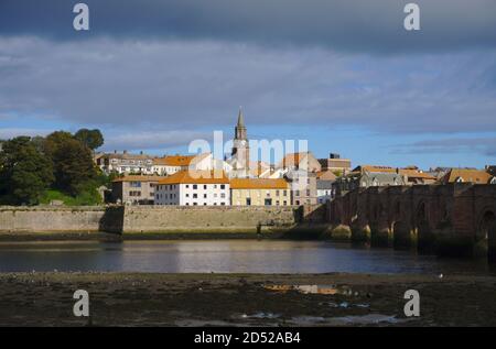 Municipio e le case a Berwick-upon-Tweed, Northumberland, visto dall'altra parte del fiume Tweed in Tweedmouth. Foto Stock