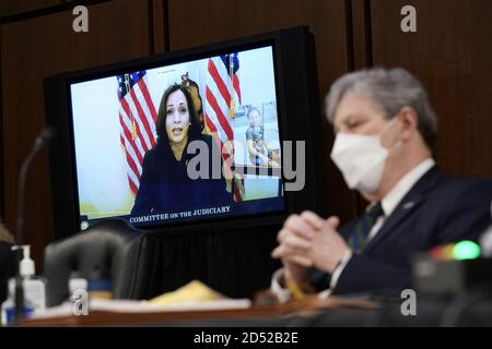 Washington, Stati Uniti. 12 Ott 2020. Kamala Harris, D-Calif., candidato presidenziale democratico, parla praticamente durante un'audizione di conferma del Comitato giudiziario del Senato sulla nomina di Amy Coney Barrett per la giustizia associata della Corte Suprema, a Capitol Hill a Washington, DC, lunedì 12 ottobre 2020, come Sen. John Kennedy, R-la.,(R) ascolta. (Foto in piscina di Patrick Semansky/UPI Credit: UPI/Alamy Live News Foto Stock