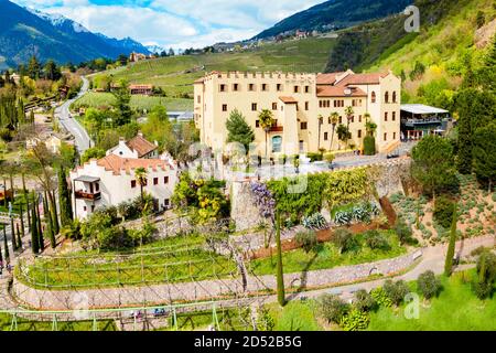 Veduta aerea del castello di Trauttmansdorff giardini, un giardino botanico situato nella città di Merano in nord Italia Foto Stock