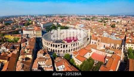 Arena di Verona antenna vista panoramica. Arena è un anfiteatro romano in Piazza Bra a Verona, Italia Foto Stock