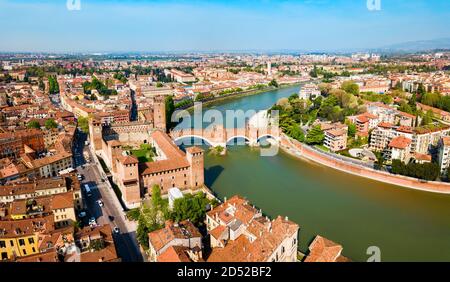 Castelvecchio o vecchio castello e Ponte Scaligero antenna vista panoramica in Verona Veneto in Italia Foto Stock