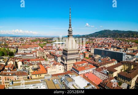 La Mole Antonelliana antenna vista panoramica, un importante edificio di riferimento nella città di Torino e Regione Piemonte Foto Stock