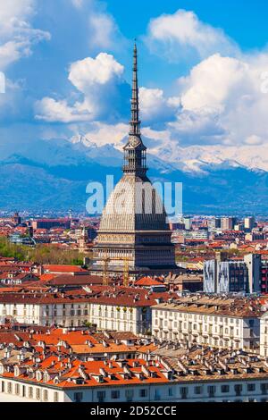 La Mole Antonelliana antenna vista panoramica, un importante edificio di riferimento nella città di Torino e Regione Piemonte Foto Stock