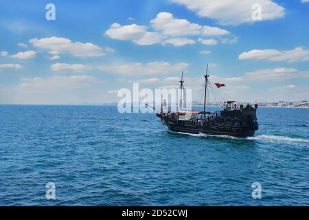 Nave con pirati a bordo va in mare aperto - Tunisia, Sousse, El Kantaoui 06 19 2019 Foto Stock