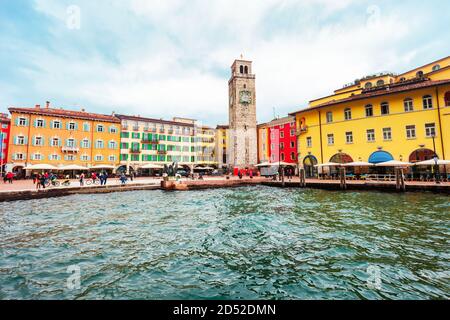 Riva del Garda è una città sulla punta nord del Lago di Garda nella regione Trentino Alto Adige in Italia. Foto Stock