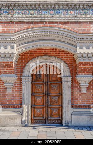 Porta vecchia in stile russo. Porta della casa di Igumnov. Antico palazzo, antico palazzo nel centro della città di Mosca, Russia. Ambasciata francese. Mosca simbolo, monum Foto Stock