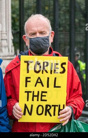 WESTMINSTER LONDON, REGNO UNITO 12 OTTOBRE 2020. Un protestante esterno al Parlamento ha un cartello che indica che i Tories falliscono il nord. Il Regno Unito ha riportato un aumento esponenziale con più di 12,000 nuovi casi di covid-19 che hanno portato a blocchi locali in tutto il nord dell'Inghilterra. Il primo ministro sta introducendo un nuovo sistema a tre livelli di restrizioni localizzate per contenere la diffusione di infezioni da covid-19 in queste località. Credit: amer Ghazzal/Alamy Live News Foto Stock