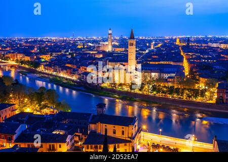 Antenna di Verona vista panoramica di notte. Verona è una città sul fiume Adige nella regione Veneto in Italia. Foto Stock