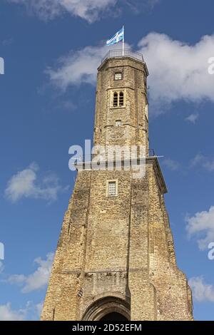 Tour du Guet torre di guardia per proteggere Calais dalle invasioni vichinghe nel Medioevo, vista ad angolo basso su un cielo blu con nuvole morbide Foto Stock