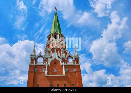 La torre della Trinità (ex Bogoyavlenskaya, Rizopolozhenskaya, Znamenskaya, Kuretnaya) è la torre di viaggio centrale del Cremlino muro nord-occidentale, di fronte Foto Stock