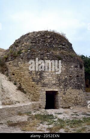 Spagna, Catalogna, Les Garrigues, provincia di Lleida, la Floresta. Pozzo di ghiaccio risalente al XIV-XVI secolo. Una costruzione in pietra a forma troncoconica e una cupola con una capacità di 150 metri cubi. È stato utilizzato per immagazzinare il ghiaccio naturale ottenuto da fiumi e corsi d'acqua con l'obiettivo di venderlo, venduto principalmente in primavera e in estate. I responsabili del trasporto del ghiaccio erano mercanti e lo distribuivano anche ai principali villaggi della zona circostante. L'importanza del ghiaccio è aumentata quando alcune proprietà curative sono state associate ad esso e quando la gente ha visto che era utile fo Foto Stock