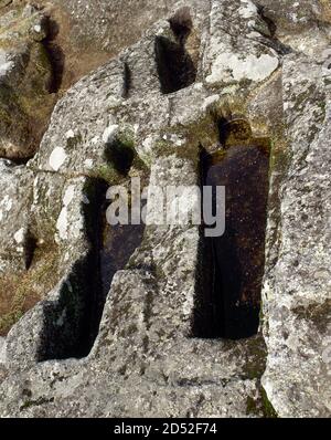 Spagna, Galizia, provincia di Ourense, Ribadavia. Necropoli dell'Alto Medioevo (VIII-IX secolo). Tombe antropomorfe, con teste a ferro di cavallo, scavate in pietra all'interno del castello di Sarmiento. L'esistenza di questa necropoli è dovuta alla scomparsa della chiesa di San Ginés, la più antica parrocchia del villaggio. Foto Stock