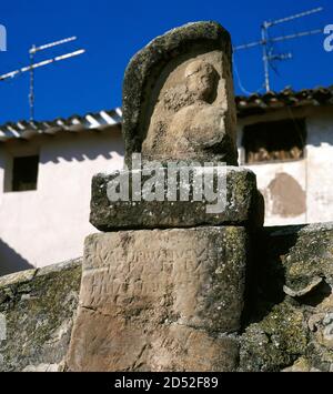 Spagna, la Rioja, Tricio. Stele funeraria romana nell'antica città del trizio, il primo centro di produzione di ceramica romana (terra sigillata) nella penisola iberica. Foto Stock