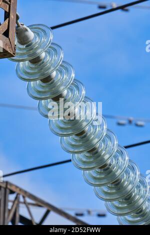 Centrale elettrica con trasformatori di potenza ed elementi di misura. Centrale elettrica esterna. Foto Stock