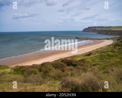 Cattersty Sands Beach and Jetty, Skinningrove sulla costa dei North York Moors, Yorkshire, Regno Unito, preso dal Cleveland Way Coast Path su un soleggiato Foto Stock