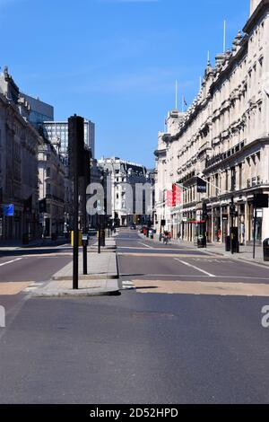 Empty Regent Street durante il blocco 2020. Il centro di Londra, di solito animato, assomigliava a una città fantasma poiché i negozi e le aziende erano chiusi e le persone venivano istruite a rimanere a casa durante la pandemia del coronavirus. Foto Stock