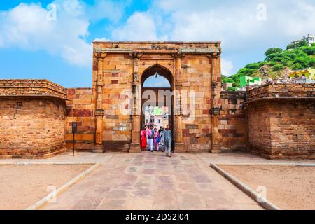 AJMER, INDIA - 25 SETTEMBRE 2019: Adhai DIN Ka Jhonpra è una delle più antiche moschee in India, situato nella città di Ajmer nel Rajasthan Foto Stock